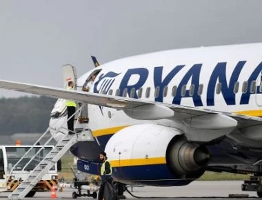 Ryanair: Κερδίζει το «χρυσό βατόμουρο» ως η χειρότερη αεροπορική εταιρεία στη Βρετανία